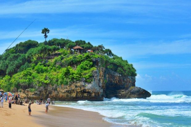 Keindahan Pasir Putih Pantai Drini Jogja